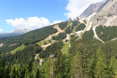 Yaz boyunca Cortina d 'Ampezzo' da kayak pistleri, teleferikler ve dağ manzarası