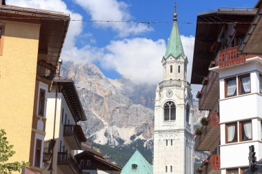 İtalya, Cortina d 'Ampezzo' da kilise kulesi ve dağ manzarası