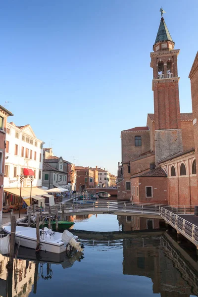 運河ヴェナとイタリアのヴェネト州のChiesa Della Santissima Trinitaの教会の尖塔と町Chioggiaの眺め — ストック写真