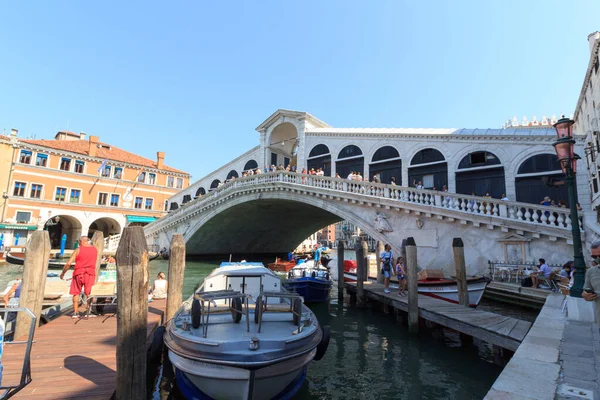 イタリアのヴェネツィアにボートや観光客とグランド運河のリアルト橋 — ストック写真