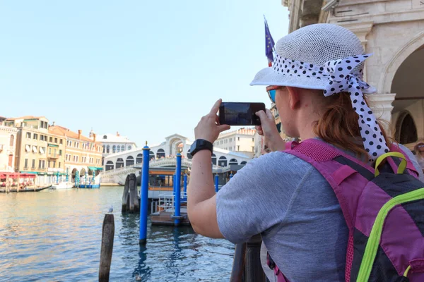 Kobieta Turystka Robiąca Zdjęcie Smartfonem Moście Rialto Canal Grande Wenecji — Zdjęcie stockowe