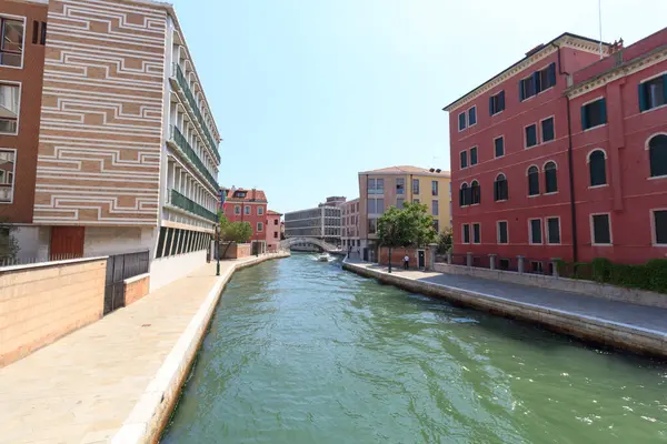 地区にボートや近代的な建物を持つチャンネル Sestiere Santa Croce Venice Italy — ストック写真