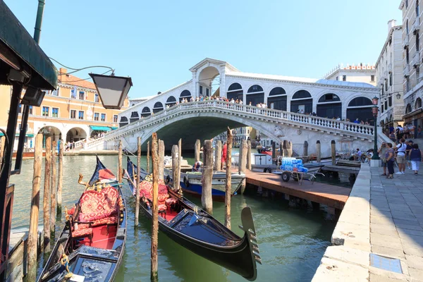 Ponte Rialto Amarração Gôndolas Grande Canal Veneza Itália — Fotografia de Stock