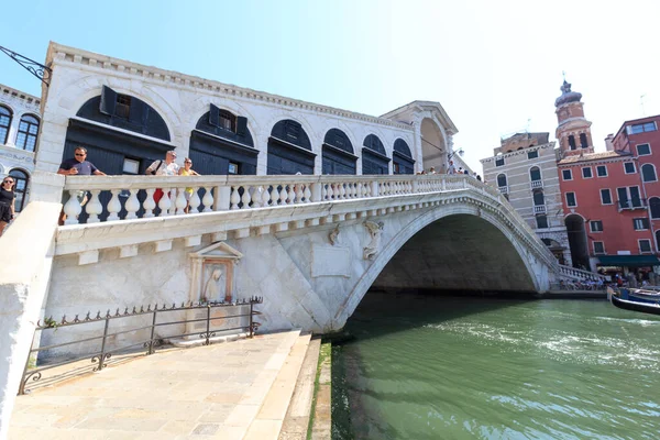 イタリア ヴェネツィアのグランド キャナルにあるリアルト橋 — ストック写真