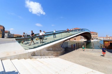 Venedik, İtalya - 10 Ağustos 2020: Büyük Kanal 'da turistlerle birlikte Ponte della Costituzione Köprüsü. Anayasa Köprüsü, Büyük Kanal üzerindeki dördüncü köprüdür. Santiago Calatrava tarafından tasarlanmış ve 2007 'de yerine yerleştirilmiştir..