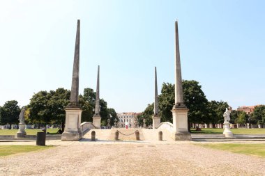 İtalya, Padua 'da dikilitaş ve heykellerle dolu Prato della Valle Meydanı