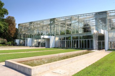İtalya 'nın Padua kentindeki botanik bahçesinde (Orto botanico) suni şelaleli sera