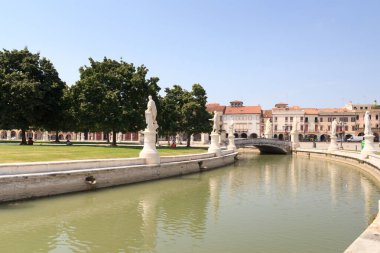 Büyük Prato della Valle Meydanı Padua, İtalya 'da kanal ve heykellerle