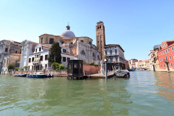 教会サン ジェレミアと地区の運河 Sestiereカナレッジョのヴェネツィア イタリア — ストック写真