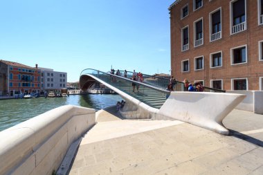 Venedik, İtalya - 10 Ağustos 2020: Büyük Kanal 'da turistlerle birlikte Ponte della Costituzione Köprüsü. Anayasa Köprüsü, Büyük Kanal üzerindeki dördüncü köprüdür. Santiago Calatrava tarafından tasarlanmış ve 2007 'de yerine yerleştirilmiştir..