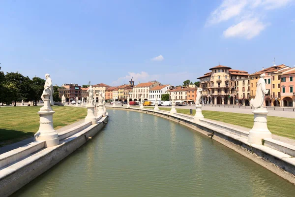 Большая Площадь Прато Делла Валле Каналом Статуями Падуе Италия — стоковое фото