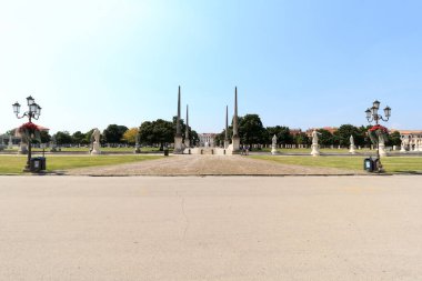 İtalya, Padua 'da dikilitaş ve heykellerle dolu Prato della Valle Meydanı