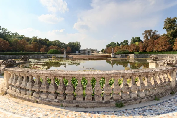 İtalya 'nın Riviera del Brenta şehrinde yansıtan gölet ve Villa Pisani' nin ahır binası olan bahçe.