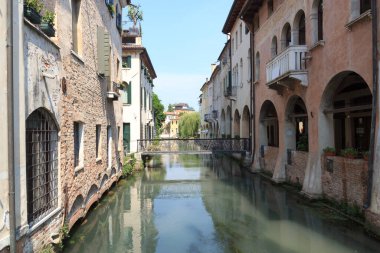 Kanal Canale dei Buranelli Treviso, İtalya 'da evleri ve köprüsü olan