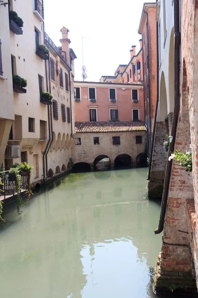 Kanal Canale dei Buranelli Treviso, İtalya 'da evleri ve köprüsü olan