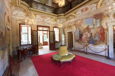 Mira, İtalya - 13 Ağustos 2020 Riviera del Brenta 'da galerisi olan Villa Widmann' ın iç mekanı. Şimdiki saray 18. yüzyılda inşa edildi ve Widmann-Rezzonico-Foscari olarak da bilinir..