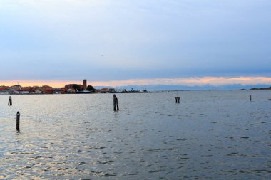 İtalya 'nın Venedik Veneto şehrinde akşamları dağlarla çevrili Chioggia ve Venedik Gölleri manzarası.