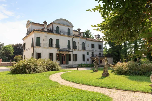 İtalya, Riviera del Brenta 'daki Villa Widmann' da heykelleri olan bahçe.