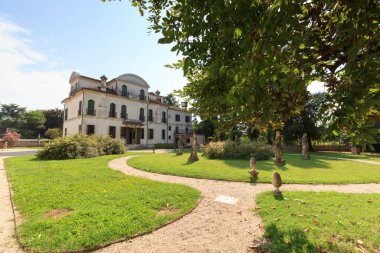 İtalya, Riviera del Brenta 'daki Villa Widmann' da heykelleri olan bahçe.