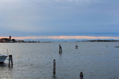 İtalya 'nın Venedik Veneto şehrinde akşamları dağlarla çevrili Chioggia ve Venedik Gölleri manzarası.