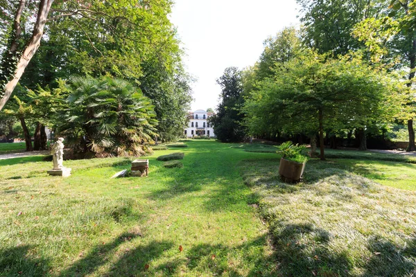 İtalya, Riviera del Brenta 'daki Villa Widmann' da heykelleri olan bahçe.