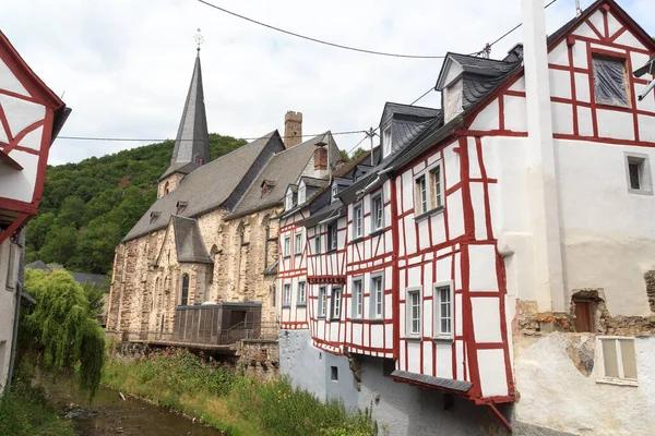 Villaggio Eifel Monreal Con Case Legno Fiume Elsbach Germania — Foto Stock