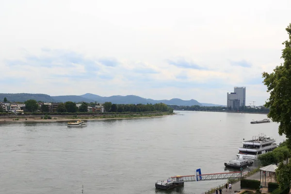 Vista Panorâmica Rio Reno Rhein Com Navios Montanhas Bonn Alemanha — Fotografia de Stock