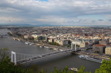 Budapeşte şehir manzarası Gellert Tepesi ve Elisabeth Köprüsü üzerinden Tuna Nehri, Budapeşte, Macaristan