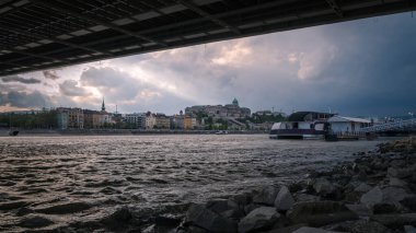 Budapeşte 'nin Tuna Nehri kıyısından Elisabeth köprüsünün altından görünüşü ve arka planda şato, Macaristan