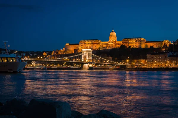 Die Berühmte Kettenbrücke Mit Der Burg Hintergrund Bei Nacht Budapest — Stockfoto