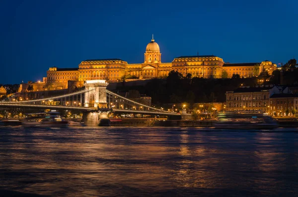 Die Berühmte Kettenbrücke Mit Der Burg Hintergrund Bei Nacht Budapest — Stockfoto