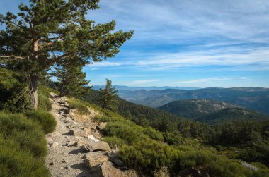 Guadarrama dağlarında bir günde kat edilen yol bulutlar ve mavi gökyüzü, Sierra de Guadarrama, Madrid, İspanya