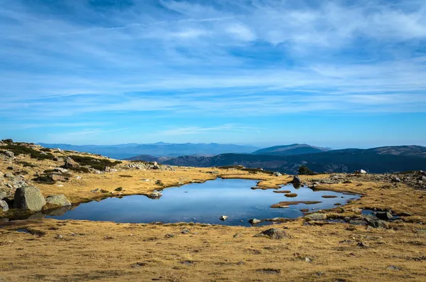 Pequeno Lago Uma Paisagem Montanhosa Rochosa Cordilheira Guadarrama Penalara Madrid — Fotografia de Stock