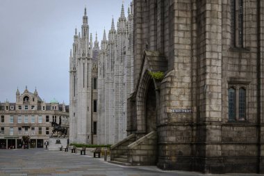 Aberdeen 'de Queen Caddesi' ndeki Greyfriars Kilisesi bulutlu bir günde, İskoçya, Birleşik Krallık