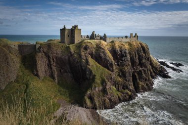 Dunnottar Şatosu, bulutlu bir günde, İngiltere, İskoçya, Stonehaven 'da, deniz kenarındaki bir uçurumun tepesinde.