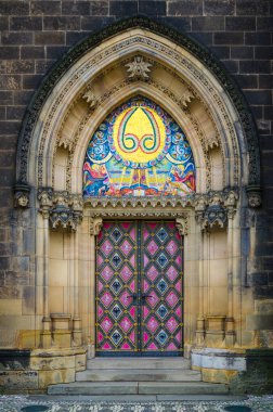 Çek Cumhuriyeti, Prag 'daki Vysehrad bölgesinde Aziz Peter ve Aziz Paul Neo-Gotik Bazilikasının renkli giriş kapısı