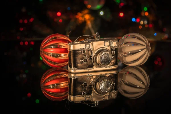 Weihnachtsdekoration Mit Kamera Kugeln Und Lichtern Mit Effekt Bokeh Hintergrund — Stockfoto