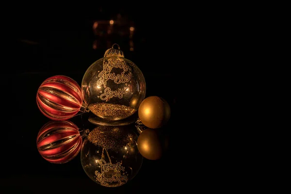 Decoración Navideña Con Bolas Árbol Reflejadas Espejo Luces Con Efecto — Foto de Stock