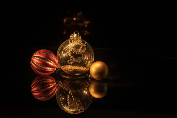 Weihnachtsschmuck Mit Baumkugeln Die Sich Einem Spiegel Spiegeln Und Lichtern — Stockfoto