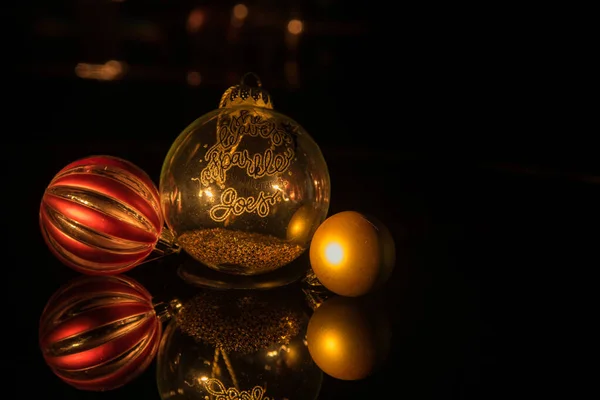 Weihnachtsschmuck Mit Baumkugeln Die Sich Einem Spiegel Spiegeln Und Lichtern — Stockfoto