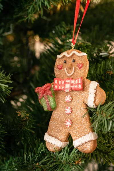 Kızıl adam figürüyle süslenmiş Noel ağacı dalının yakın görüntüsü