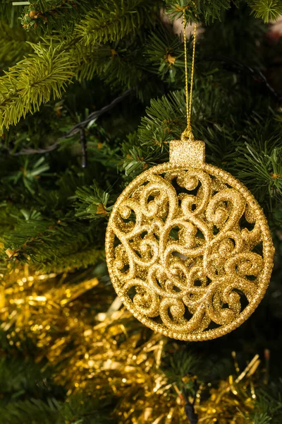 Vue Rapprochée Branche Arbre Noël Décorée Médailles Boules Vertes Dorées Photos De Stock Libres De Droits