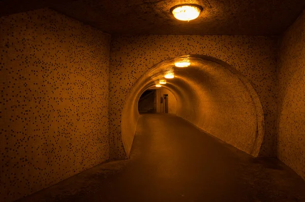 Túnel Peatonal Iluminado Por Luces Cálidas Budapest Hungría — Foto de Stock