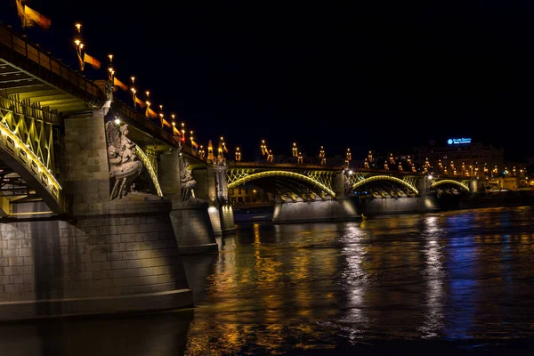 Margit köprüsü gece aydınlandı, Budapeşte, Macaristan