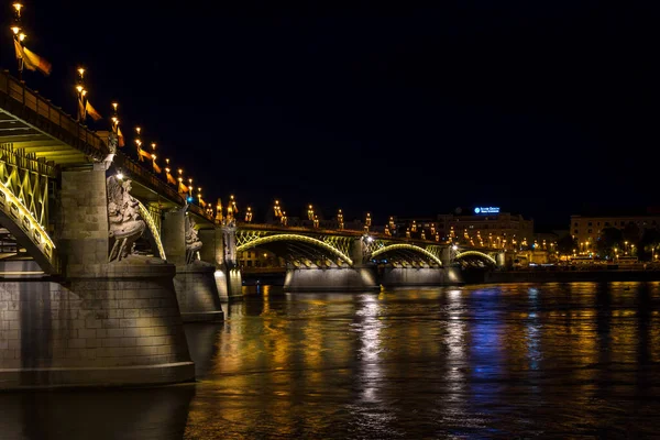 Margit köprüsü gece aydınlandı, Budapeşte, Macaristan