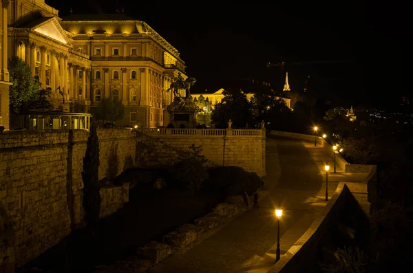 Budapeşte kalesi gece aydınlandı, Macaristan
