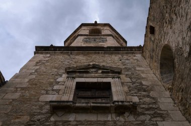 Cantavieja kilisesinin ön cephesi, Teruel. İspanya