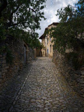 Mirambel, Teruel, İspanya 'nın ortaçağ köyündeki kaldırımlı caddeler ve taş evler