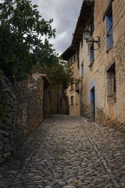 Mirambel, Teruel, İspanya 'nın ortaçağ köyündeki kaldırımlı caddeler ve taş evler