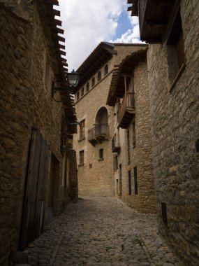 Mirambel, Teruel, İspanya 'nın ortaçağ köyündeki kaldırımlı caddeler ve taş evler